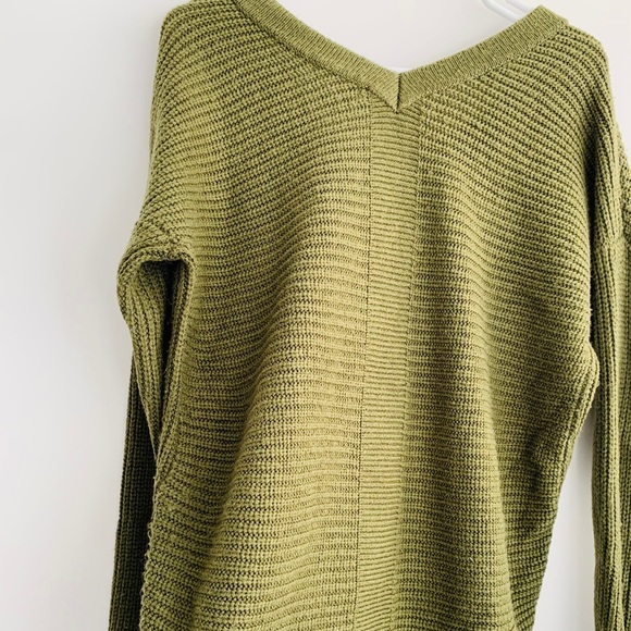 Olive green very warm knitted sweater. Medium - Picture 7 of 10